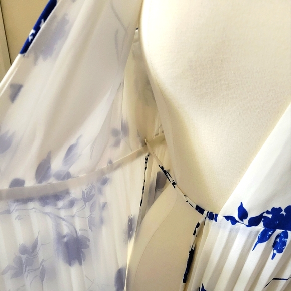 Lulu's Beautiful Lindsie Blue & White Floral Pleated Wrap Maxi Dress size small - Picture 11 of 16